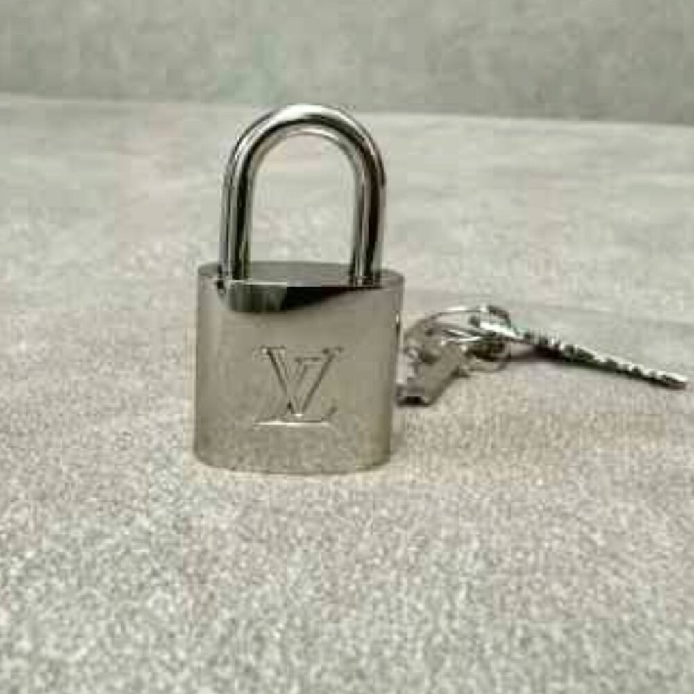 LOUIS VUTTION SILVER LOCK @ 2 KEYS [315]